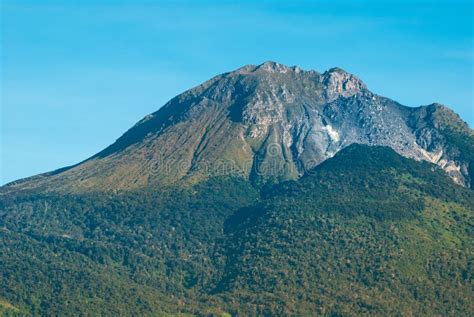 Mount Apo: En Mystisk Vulkan och en Wanderlustäventyrarens Dröm