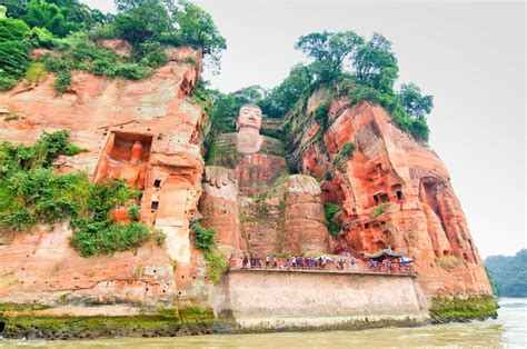 Lingyun Temple: En historisk oas med storslagen utsikt över Leshans flodlandskap!