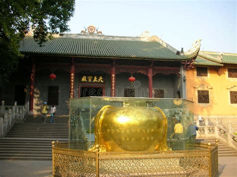 Nanhua Tempel: En Pagod av Spirituell Glädje och Konstnärlig Briljans!