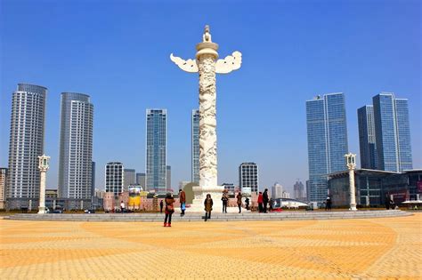 Xinghai Square och dess magiska belysning - En resa till Dalians pulserande hjärta!